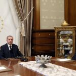 El mandatario turco Recep Tayyip Erdogan (i) junto al jefe del Servicio de Inteligencia de Turquía Hakan Fidan (d), en Ankara (Turquía), la semana pasada