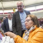 El presidente de la Diputación, Jesús Julio Carnero, y el alcalde del municipio, José Manuel Barrio, observan el trabajo de una de las participantes