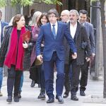 El presidente de la Generalitat, Carles Puigdemont y la alcaldesa Ada Colau, entre otros, tras la firma del convenio contra la pobreza energética