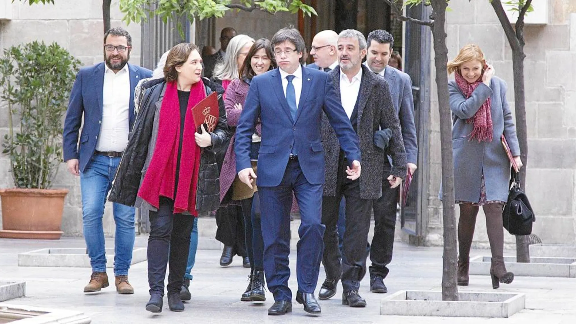 El presidente de la Generalitat, Carles Puigdemont y la alcaldesa Ada Colau, entre otros, tras la firma del convenio contra la pobreza energética