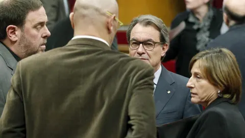 El presidente de la Generalitat en funciones, Artur Mas (2d) junto a la presidenta del Parlament, Carme Forcadell (d) y los diputados de Junts pel Sí, Raül Romeva (2i) y Oriol Junqueras (i) , al finalizar la sesión plenaria ordinaria celebrada hoy en el Parlament.