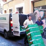 A primera hora de la mañana, Mercadona lleva los productos a los comedores