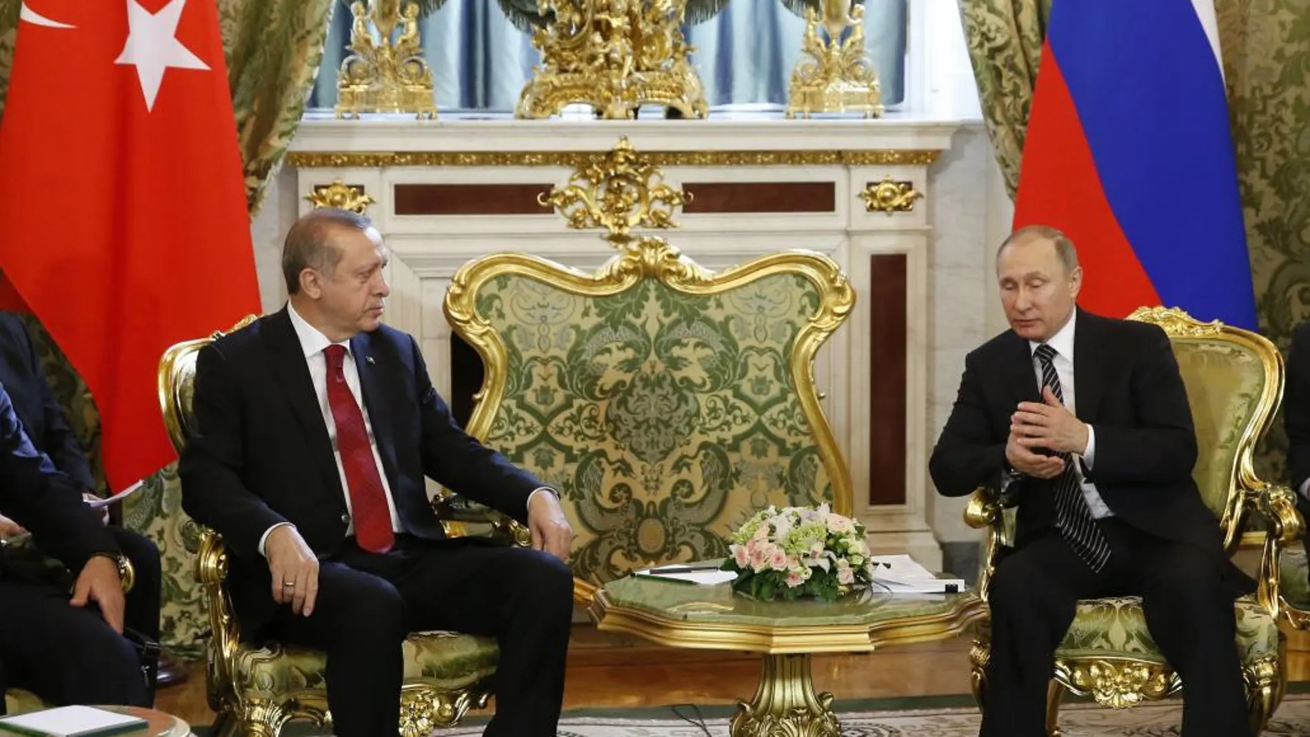 El presidente ruso, Vladímir Putin, y su homólogo turco, Recep Tayyip Erdogan, conversan durante su reunión en el Kremlin