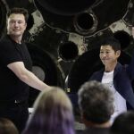 Yusaku Maezawa, junto a Elon Musk / Foto: Reuters