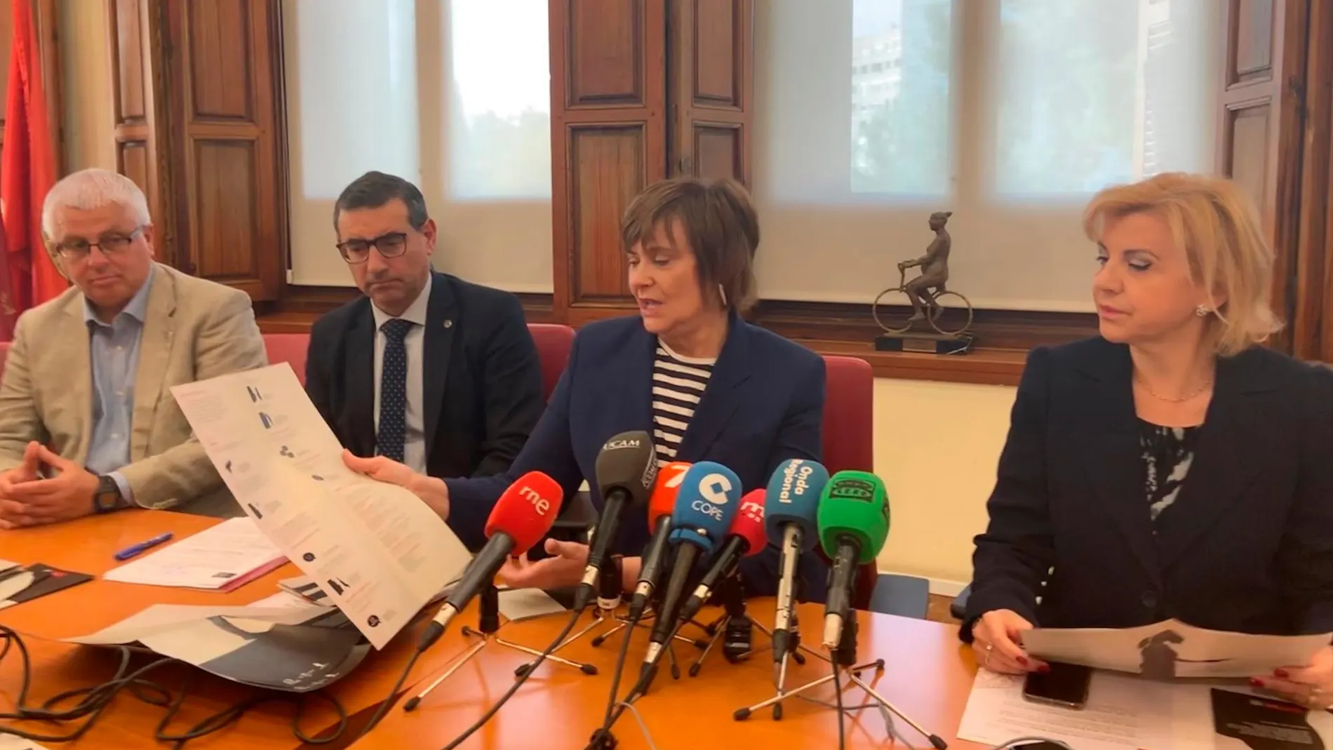 Francisco Martínez, vicerrector de Calidad, Cultura y Comunicación; José Luján, rector de la UMU; Carmen Sánchez, directora de la Unidad para la Igualdad de la UMU; y Violante Tomás, consejera de Familia