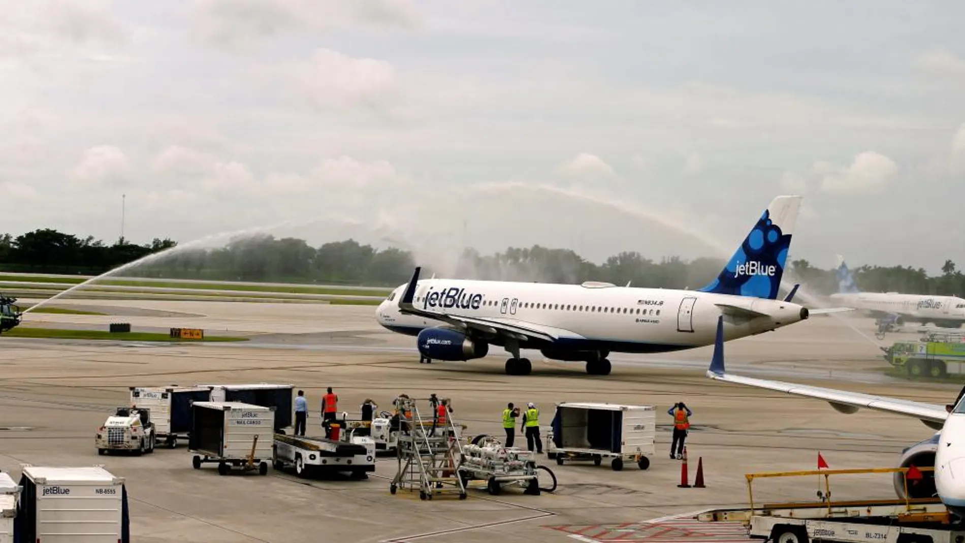 El avión entró en la pista bajo un arco de agua