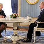 Marine Le Pen y Vladimir Putin, ayer, durante la reunión que mantuvieron en el Kremlin, en Moscú