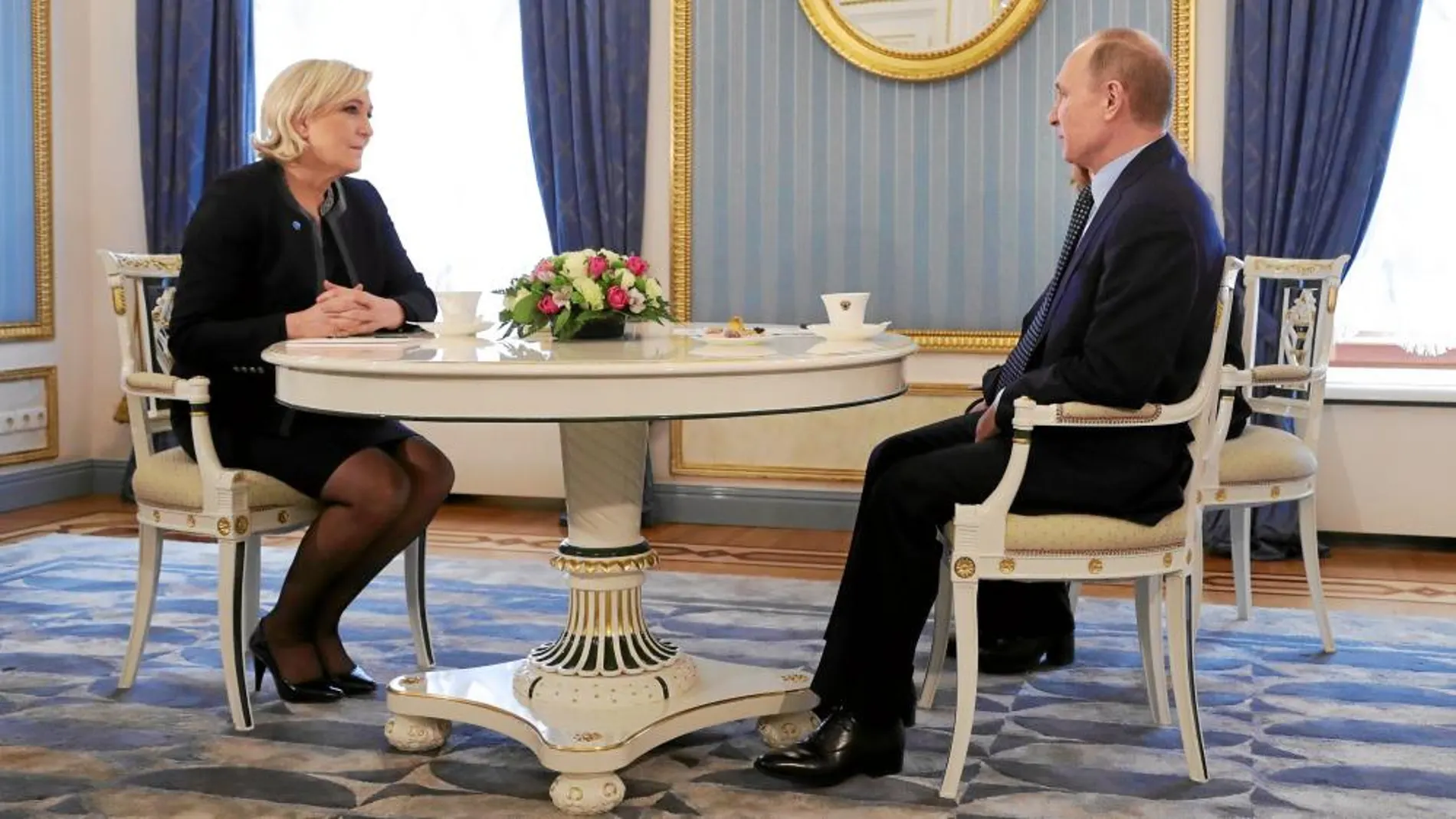 Marine Le Pen y Vladimir Putin, ayer, durante la reunión que mantuvieron en el Kremlin, en Moscú