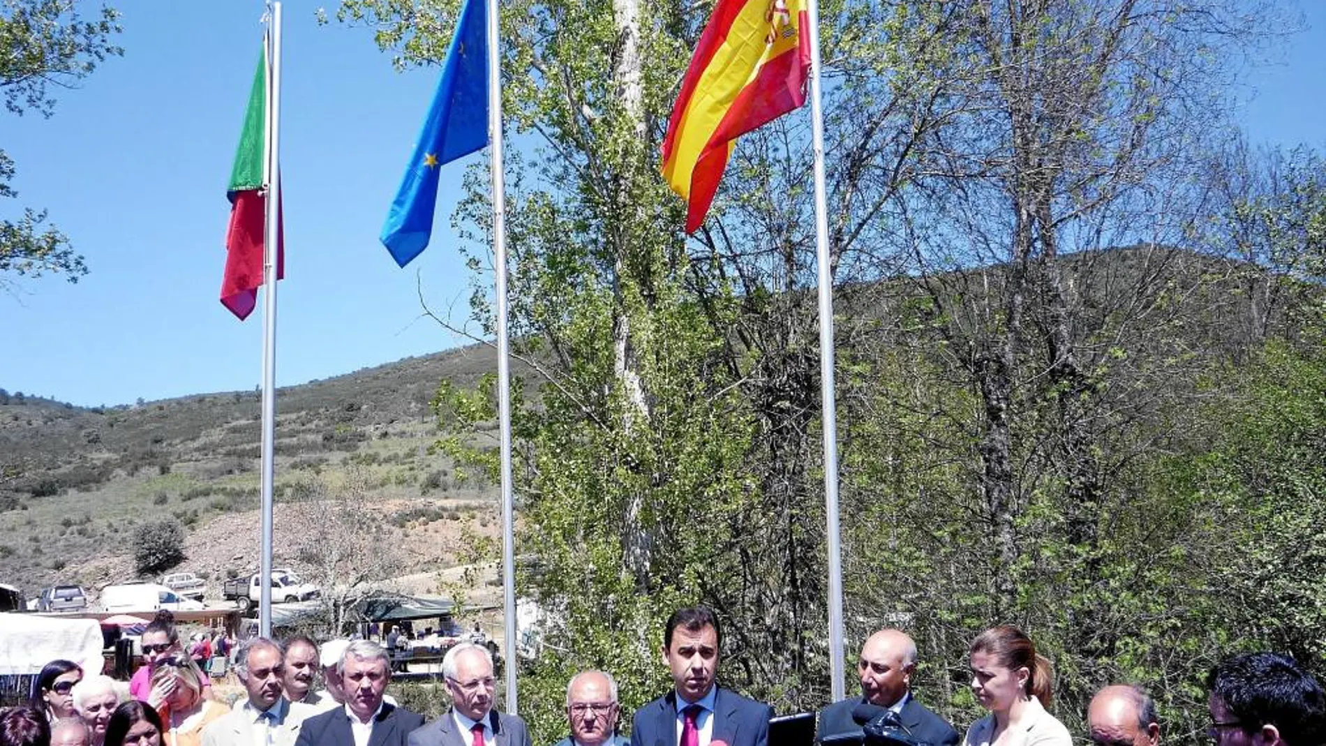 El presidente de la Diputación de Zamora, Fernando Martínez Maíllo, atiende a la prensa tras inaugurar el puente
