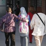 Imagen de una alumna de un instituto de la Comunidad de Madrid en la que se impidió el paso a una alumna por llevar velo.
