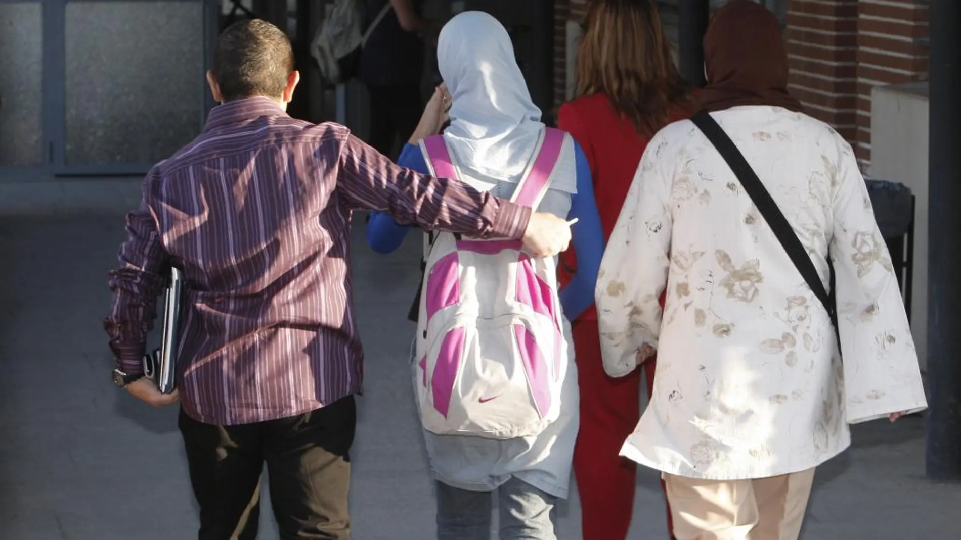 Imagen de una alumna de un instituto de la Comunidad de Madrid en la que se impidió el paso a una alumna por llevar velo.
