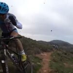 Uno de los ciclistas se duele de las numerosas picaduras sufridas