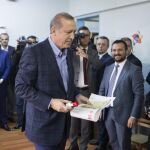 Tayyip Erdogan llega a su colegio electoral para depositar su voto en las elecciones turcas que han tenido lugar hoy.