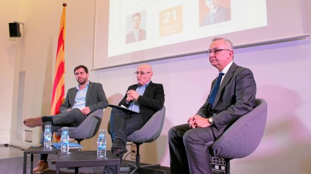 El oncólogo Josep Baselga lideró ayer un debate con investigadores en el CCCB, al que también asistió el conseller Comín