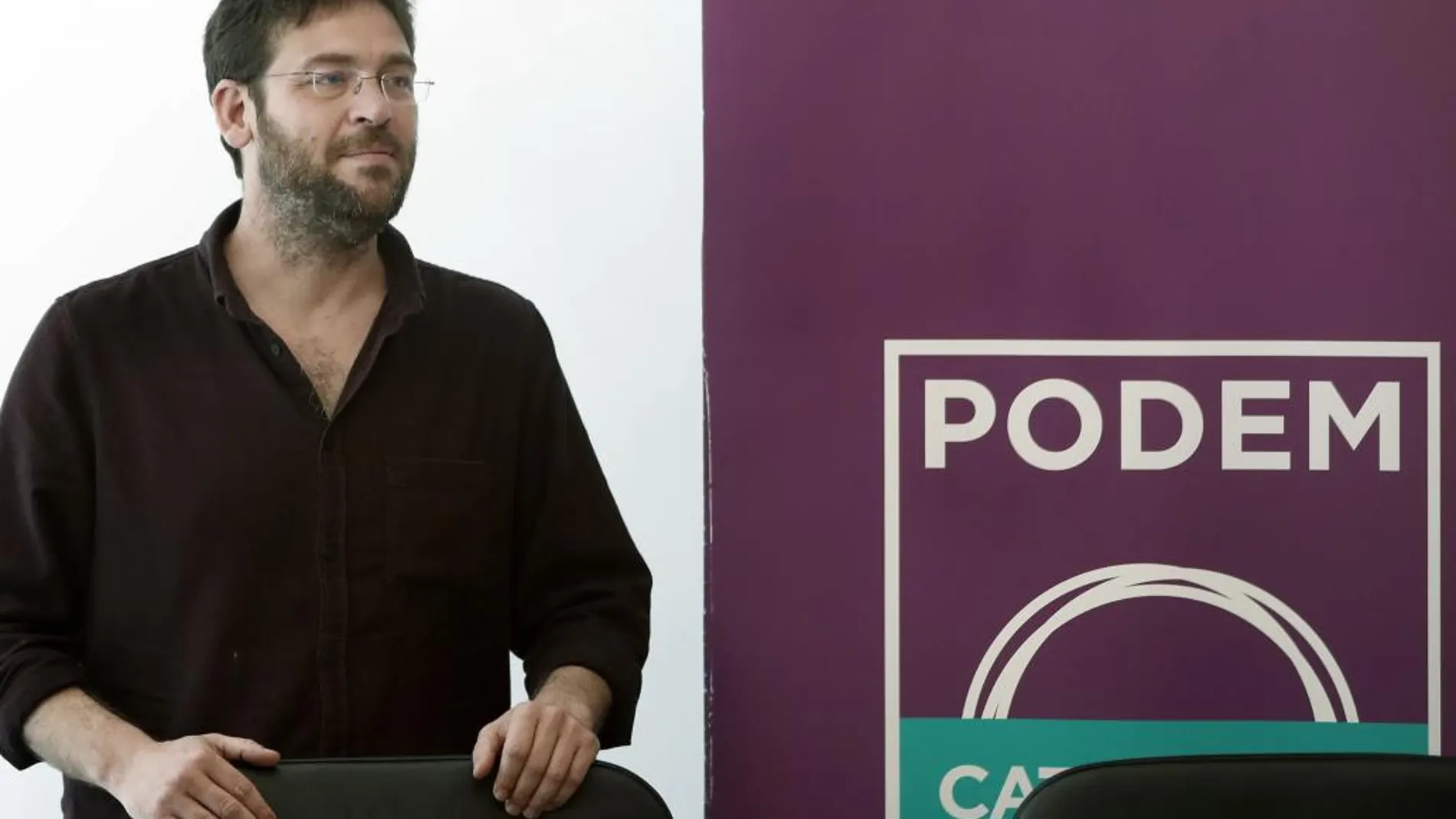 El líder de Podem, Albano Dante Fachin, durante la rueda de prensa que ha ofrecido esta mañana en el sede del partido en Barcelona