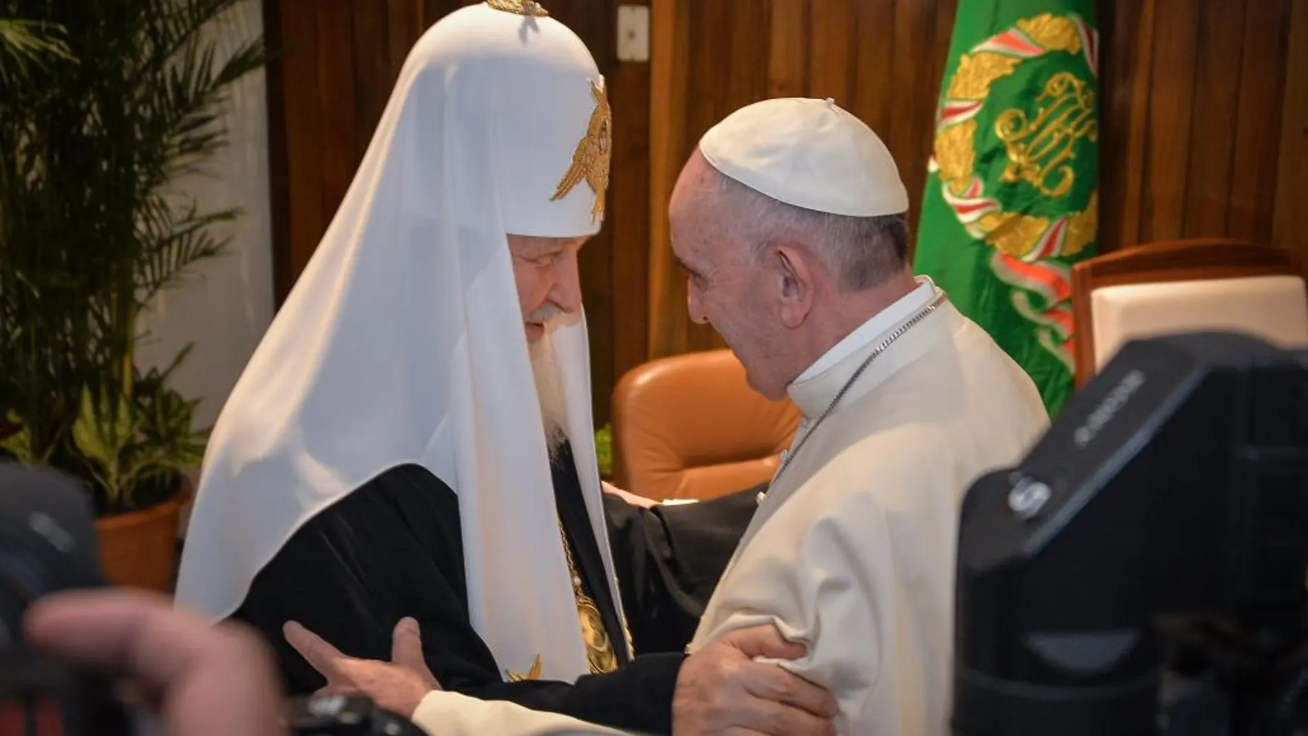 El patriarca ruso Kirill y el Papa Francisco se abrazan ayer en La Habana tras un millar de años de cisma entre católicos y ortodoxos