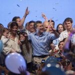 Mauricio Macri saluda a los seguidores en el cuartel general de Cambiemos en Buenos Aires en la noche electoral