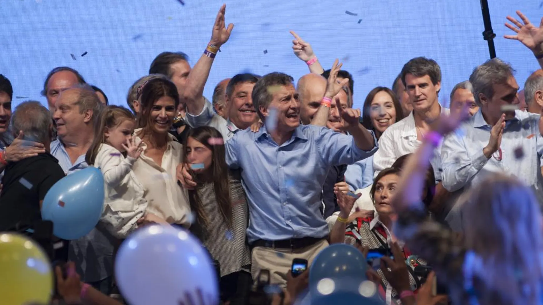 Mauricio Macri saluda a los seguidores en el cuartel general de Cambiemos en Buenos Aires en la noche electoral