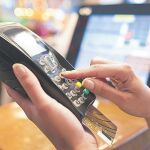 La comisión por comprar con tarjeta es más baja que la que se aplica por sacar dinero