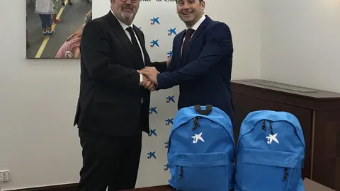 El consejero de Educación, Fernando Rey, recibe los lotes de material escolar