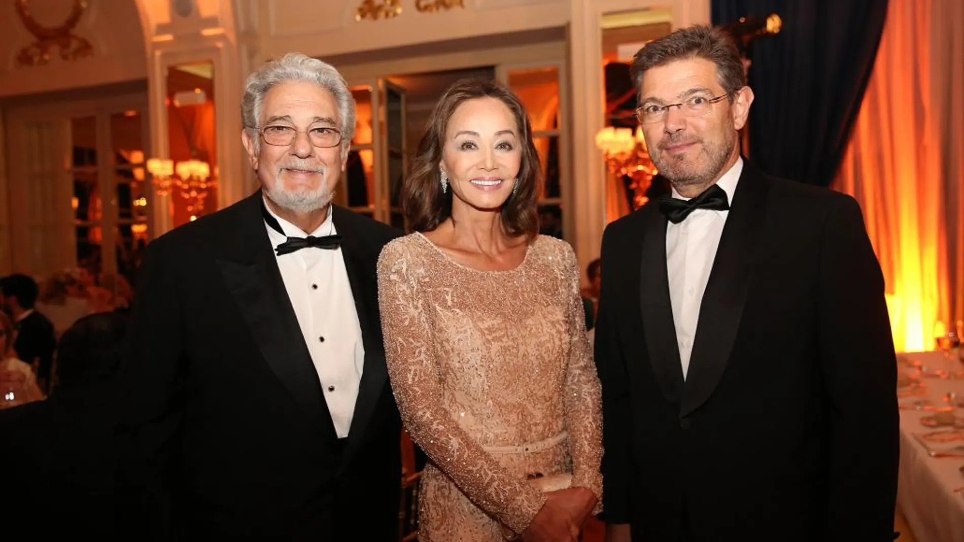 Plácido Domingo, acompañado por Isabel Preysler y el ministro de Justicia, Rafael Catalá