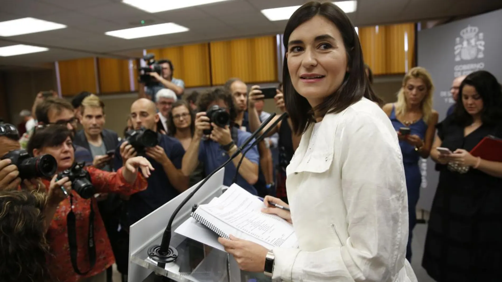 La ministra de Sanidad, Carmen Montón, ayer durante la rueda de prensa/Foto: J. Fdez.-Largo