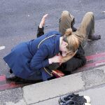 Una joven atiende a una de los heridos en el ataque terrorista en el puente de Westminster