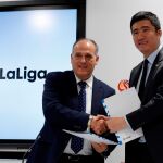 El presidente de LaLiga, Javier Tebas, y Li Yuyi, presidente de la Superliga/Foto: Efe