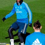 Vinicius le pasa la pelota a Bale en la sesión de ayer en Valdebebas / Efe