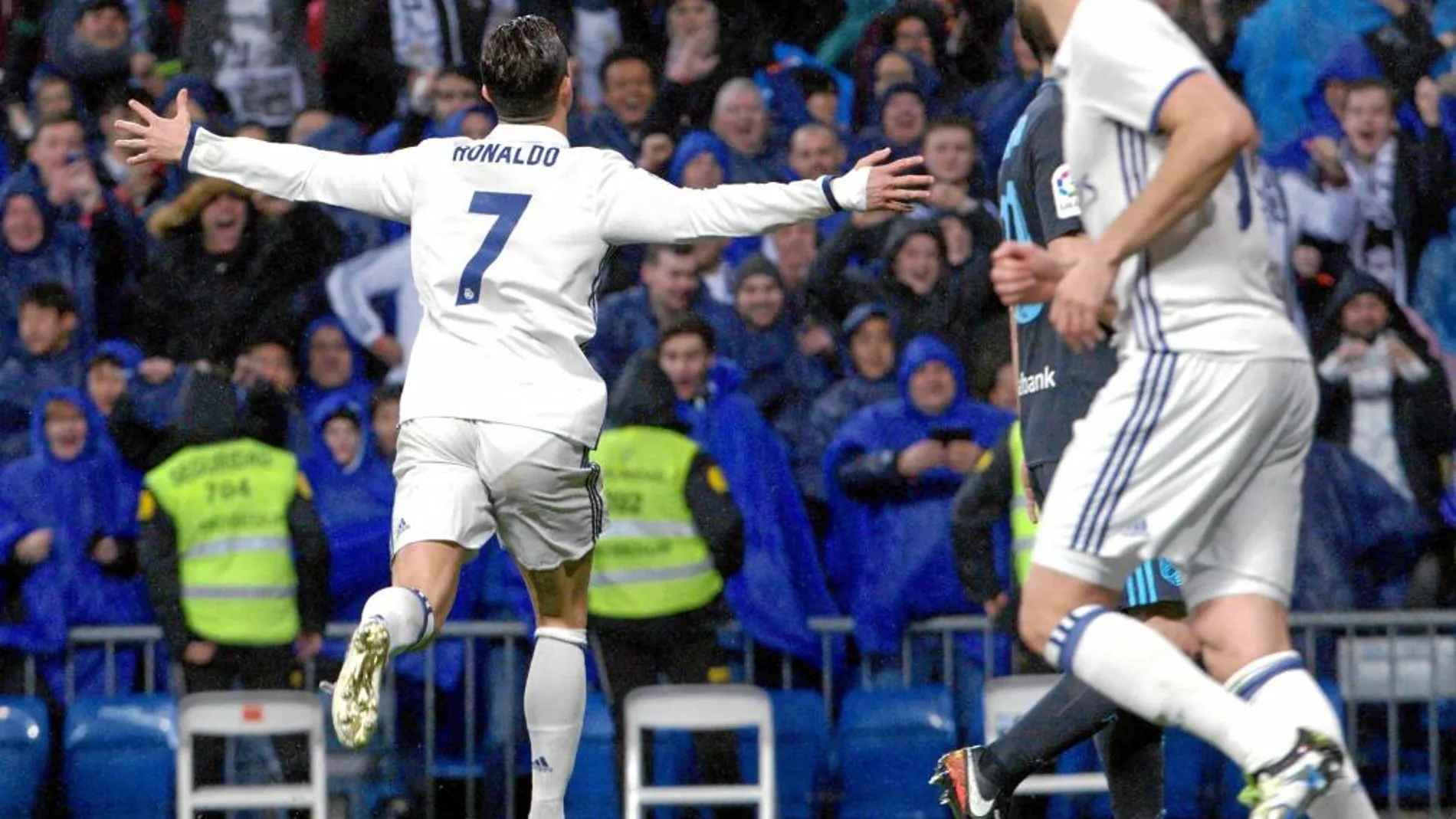Cristiano Ronaldo celebra su gol, el segundo del Real Madrid, anoche en el Bernabéu, frente a la Real Sociedad