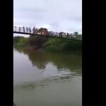 Colapsa un puente colgante y 32 personas resultan heridas