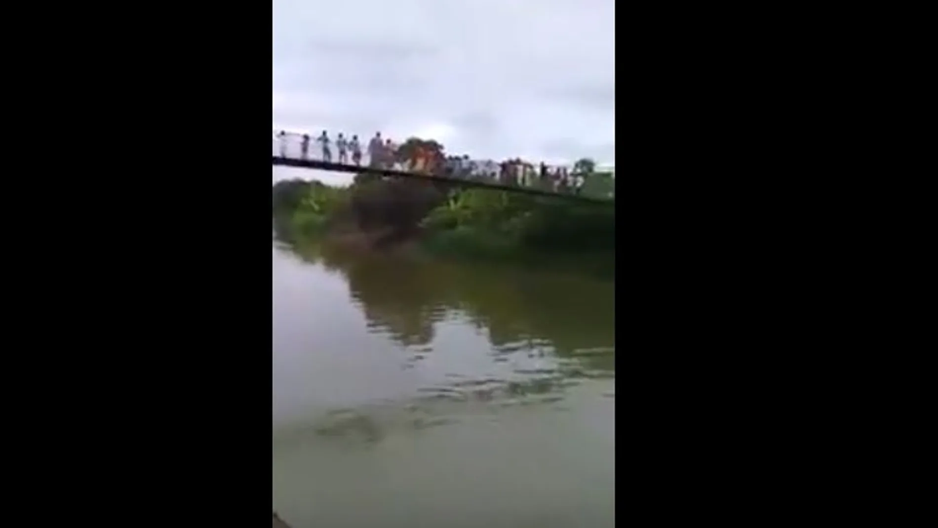 Colapsa un puente colgante y 32 personas resultan heridas