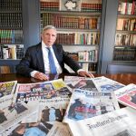 Roberto Centeno, economista, ayer en su domicilio de Madrid con la prensa del día