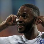 Sterling celebra su gol tapándose los oídos