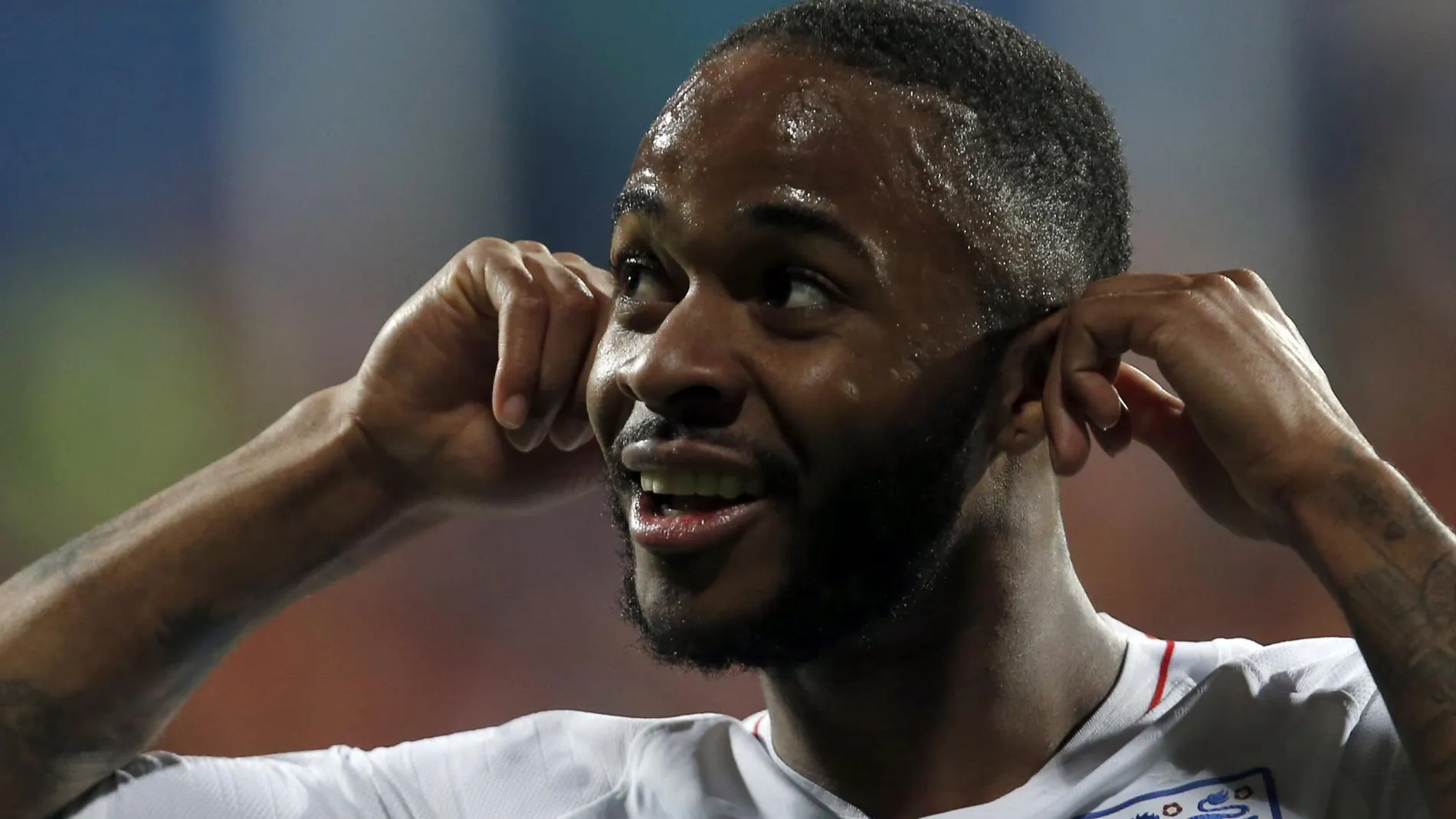 Sterling celebra su gol tapándose los oídos