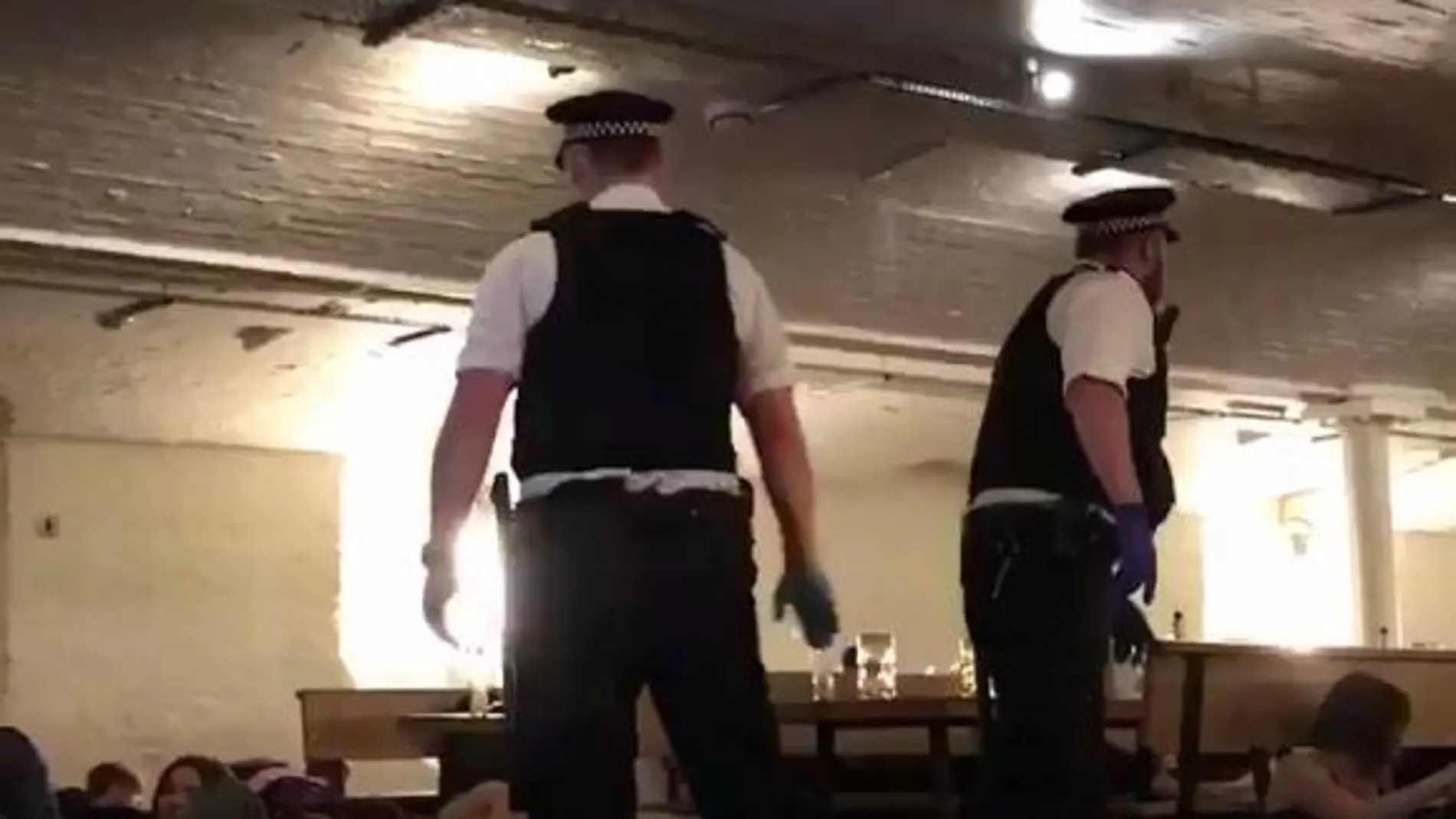 Así entró la policía en un bar de London Bridge