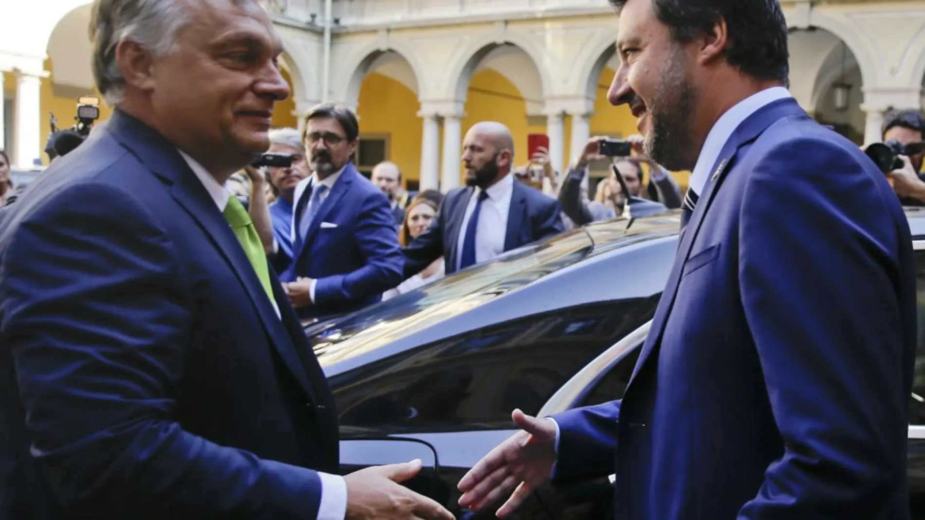 El húngaro Viktor Orban y el italiano Matteo Salvini se estrechan la mano en Milán