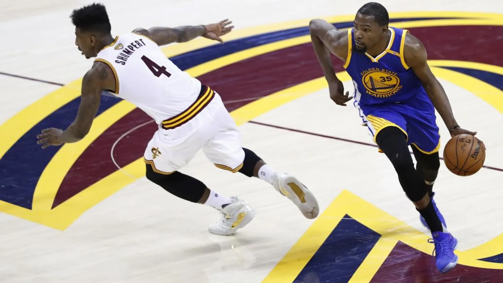 Kevin Durant de Golden State Warriors disputa el balón con Iman Shumpert de Cleveland Cavaliers