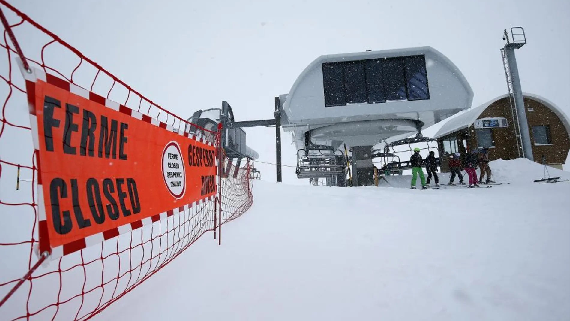 Una señal deniega el acceso a una de las pistas de la estación de esquí Deux Alpes en Francia
