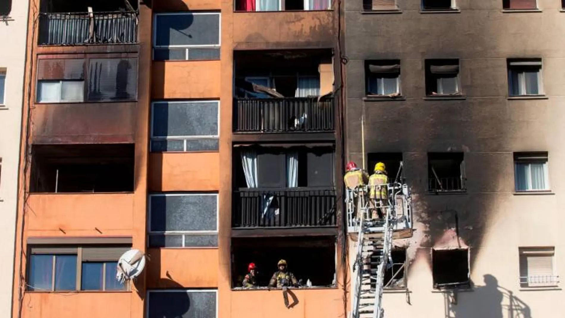 Los Bomberos trabajan para apagar el incendio en el edificio de diez plantas en Badalona (Barcelona) el pasado día 5 / Foto: Efe