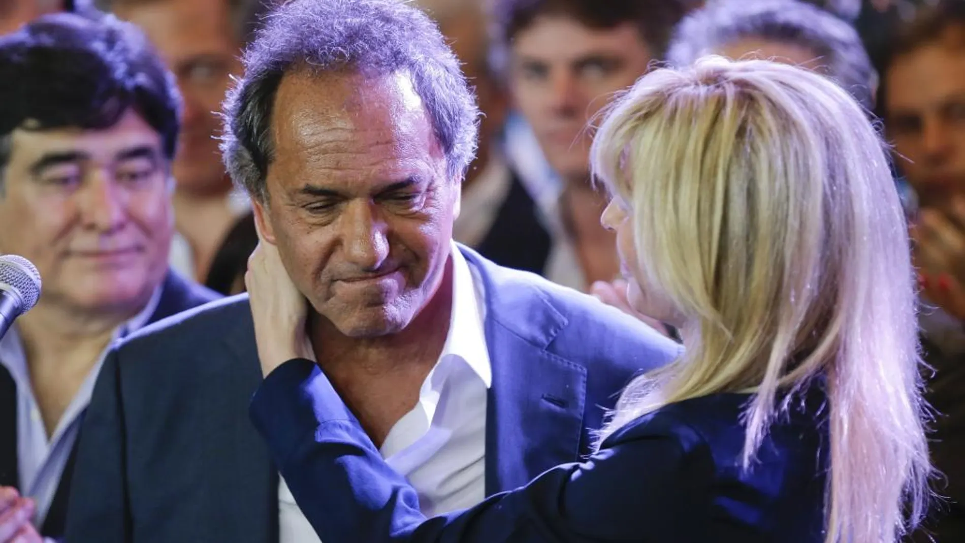 Daniel Scioli, junto a su esposa Karina Rabolini, tras reconocer su derrota en la segunda vuelta electoral en Buenos Aires