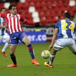 El delantero del Sporting Carlos Castro pelea un balón con el defensa del Espanyol Oscar Duarte durante el partido