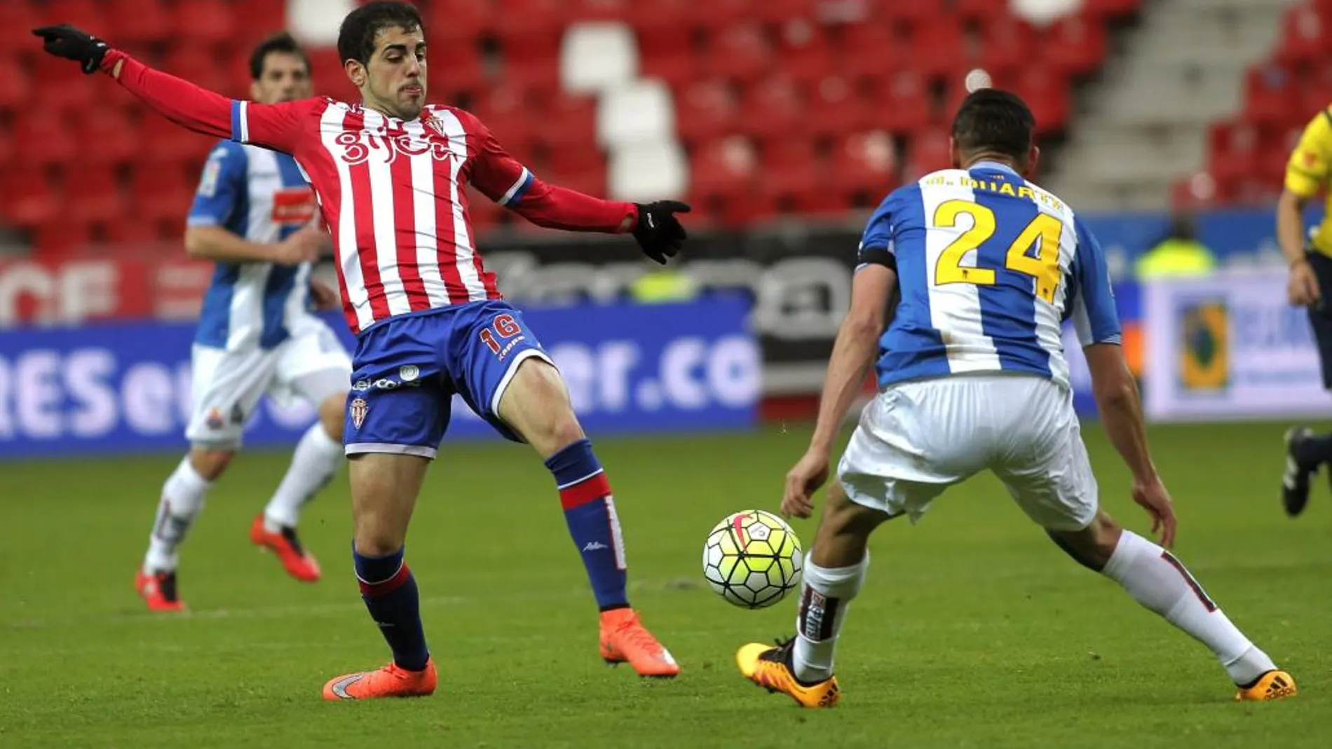 El delantero del Sporting Carlos Castro pelea un balón con el defensa del Espanyol Oscar Duarte durante el partido