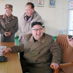 Fotografía difundida por la agencia estatal KCNA de la supervisión de la prueba en tierra de un motor para cohetes por parte del propio líder norcoreano, Kim Jong Un, ayer en Pyongyang