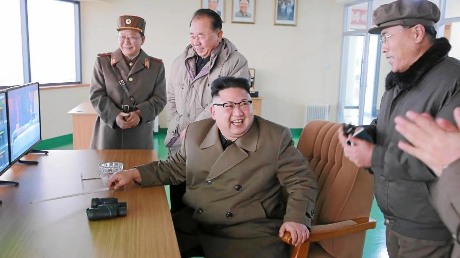 Fotografía difundida por la agencia estatal KCNA de la supervisión de la prueba en tierra de un motor para cohetes por parte del propio líder norcoreano, Kim Jong Un, ayer en Pyongyang