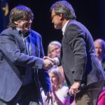 El presidente de la Generalitat, Carles Puigdemont (i), y el líder del PDeCAT, Artur Mas (d), durante la primera conferencia ideológica celebrada por el partido hoy en Barcelona