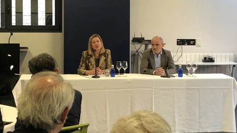 La candidata del PP al Ayuntamiento de Valladolid, Pilar del Olmo, junto al presidente de la Cámara, Victor Caramanzana