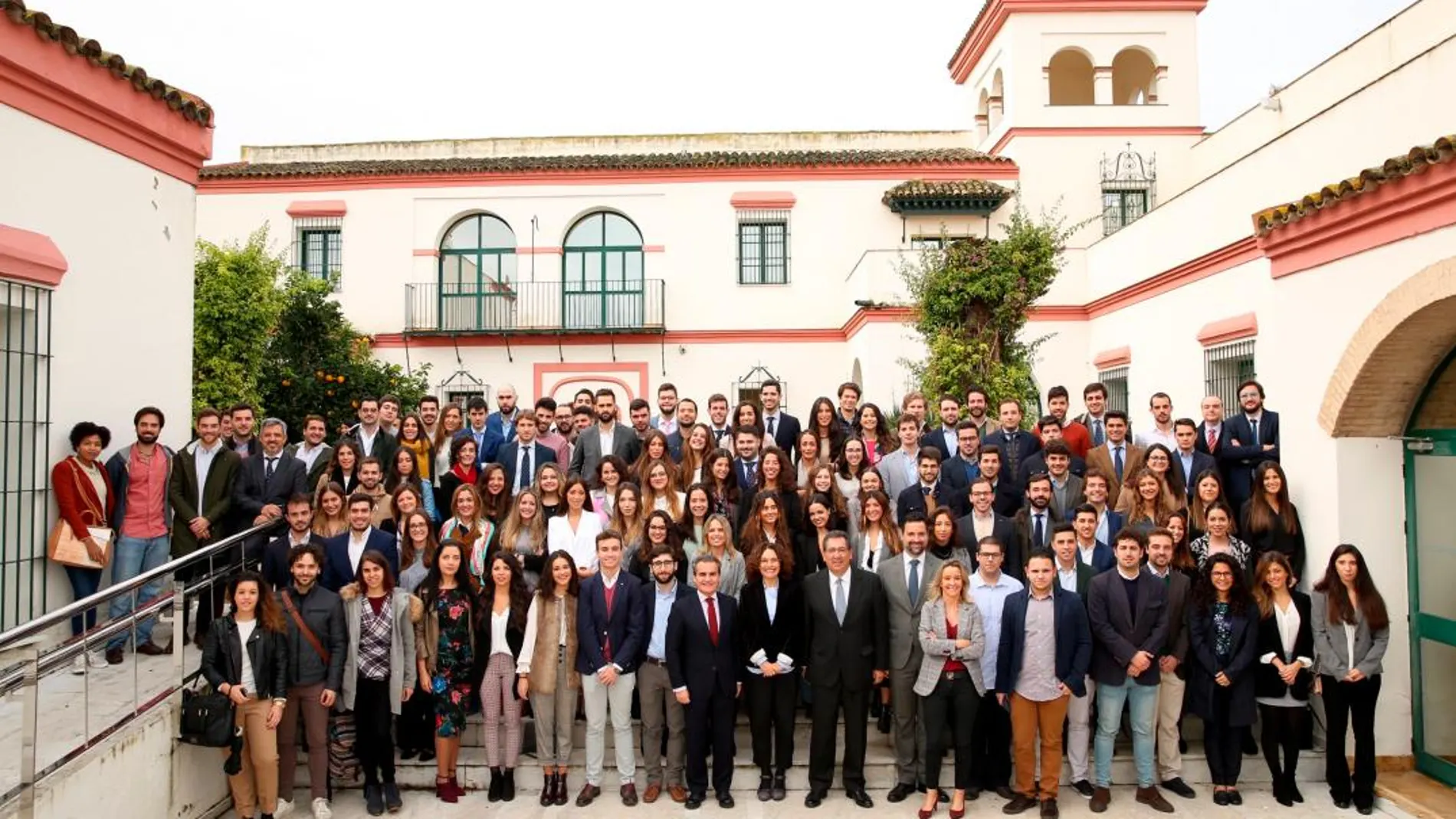 Junto al presidente de la Fundación Cajasol, asistieron la consejera de Conocimiento, Investigación y Universidad de la Junta de Andalucía y el Director Territorial de Andalucía Occidental de Caixabank / Foto: La Razón