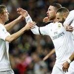 Los jugadores del Real Madrid, celebran el primer gol del equipo blanco.