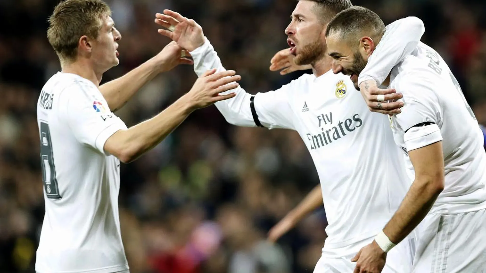Los jugadores del Real Madrid, celebran el primer gol del equipo blanco.